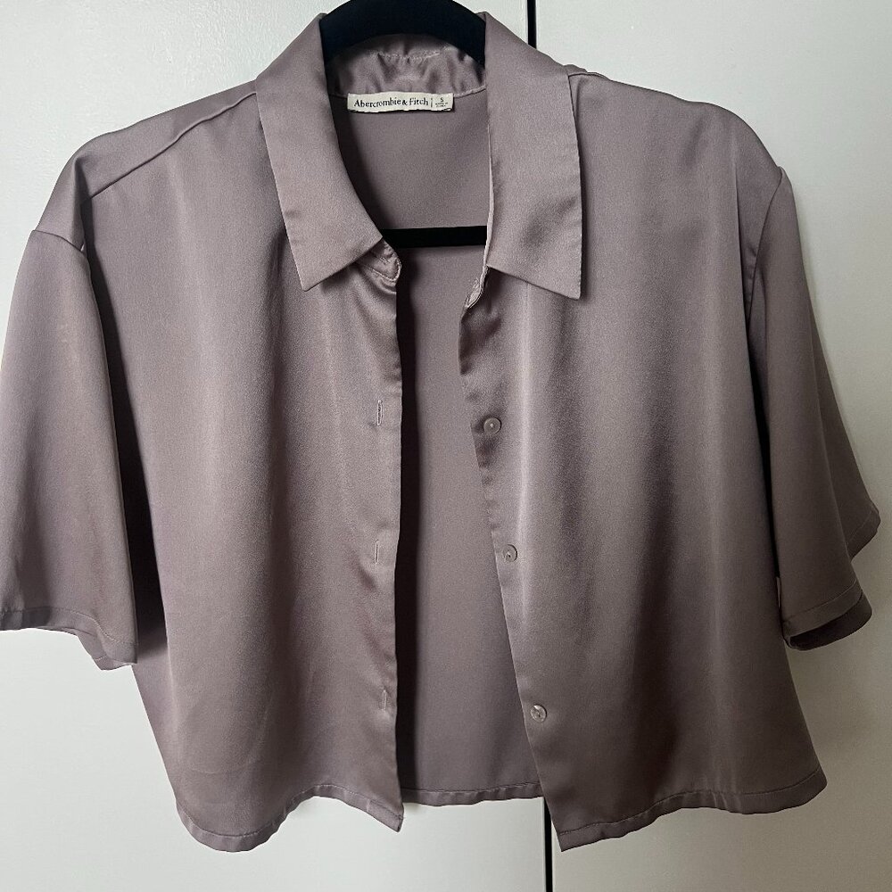 abercrombie satin cropped button up